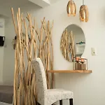 Naxos Petite 3*