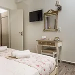 Naxos Petite 3*