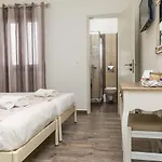 Naxos Petite
