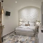 Naxos Petite 3*