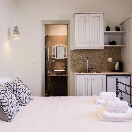 לינה וארוחת בוקר Naxos Petite 3*