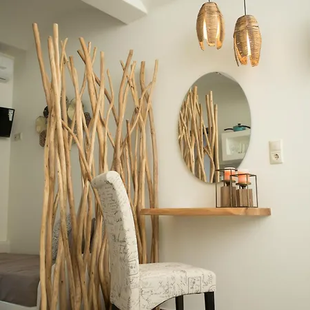 Naxos Petite 3*