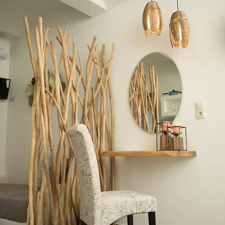 Naxos Petite 3*