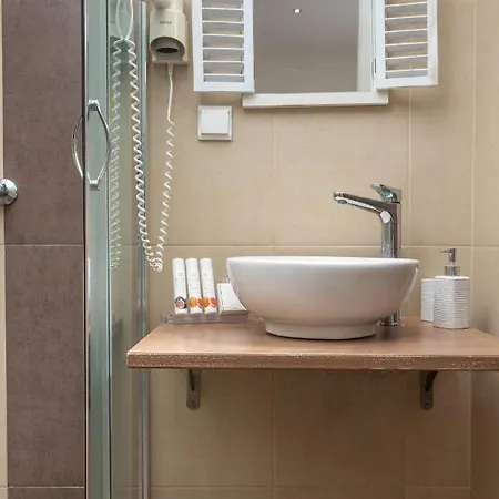 לינה וארוחת בוקר Naxos Petite 3*