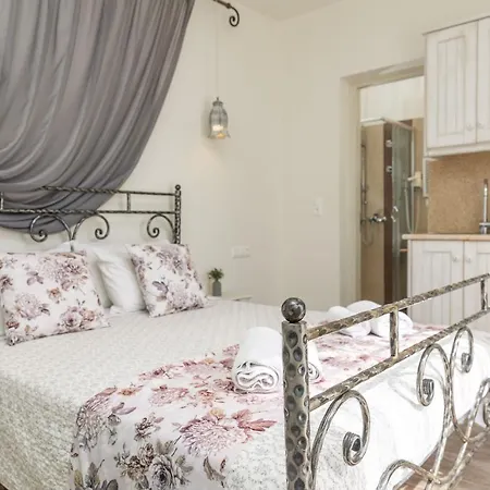 Naxos Petite 3*