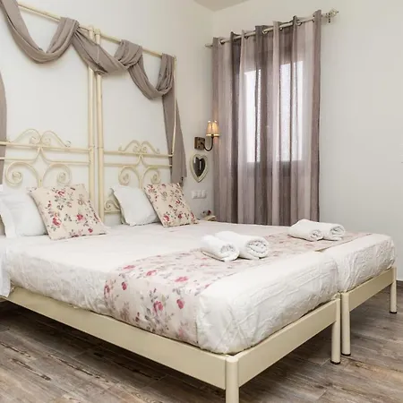 Naxos Petite