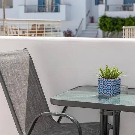 לינה וארוחת בוקר Naxos Petite 3*